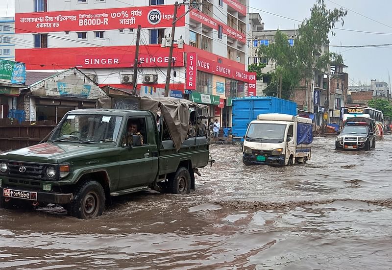 সাভারের আশুলিয়া জামগড়া এলাকায় আজ মঙ্গলবার টহল দেন সেনাবাহিনী ও বিজিবির সদস্যরা। বেলা ১১টার দিকে তোলা। ছবি: শামসুজ্জামান